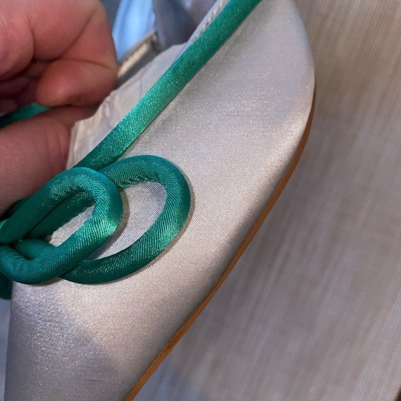Woman’s size 9 green heels with pointed toe and bow - Picture 4 of 4